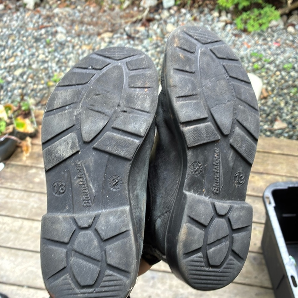 Kids Blundstone size 13 (fits like a 1)